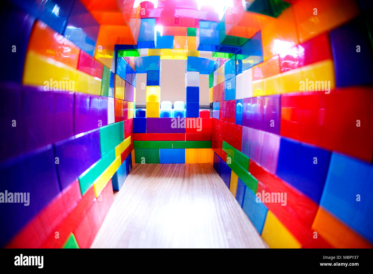 Montreal, Kanada, 30. März 2018. Im Innern ein Haus aus Kunststoff Spielzeug Bausteine. Credit: Mario Beauregard/Alamy leben Nachrichten Stockfoto