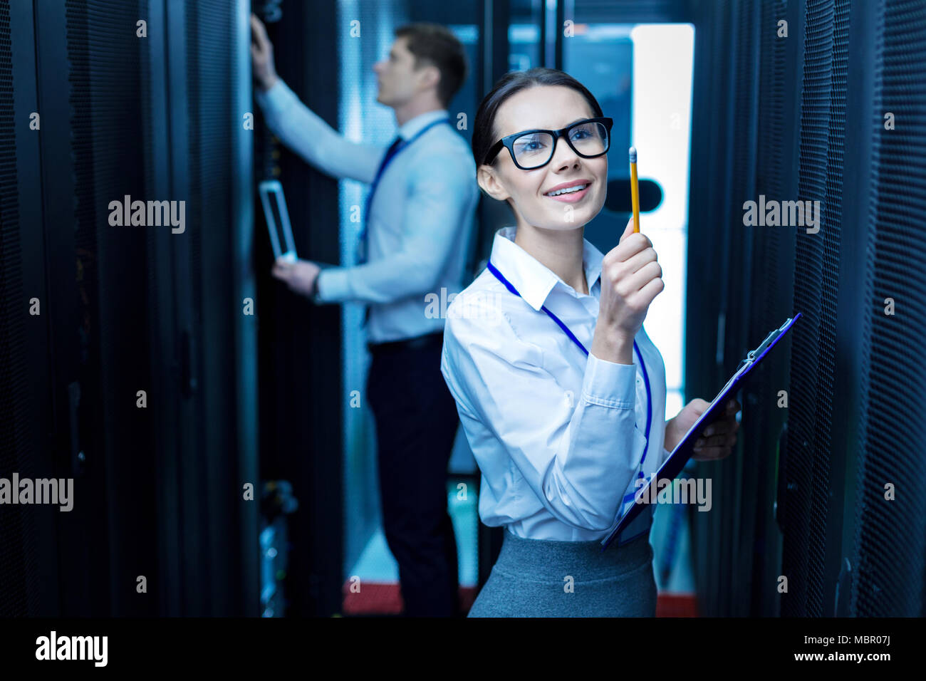 Freudig arbeitenden Kollegen im Rechenzentrum Stockfoto