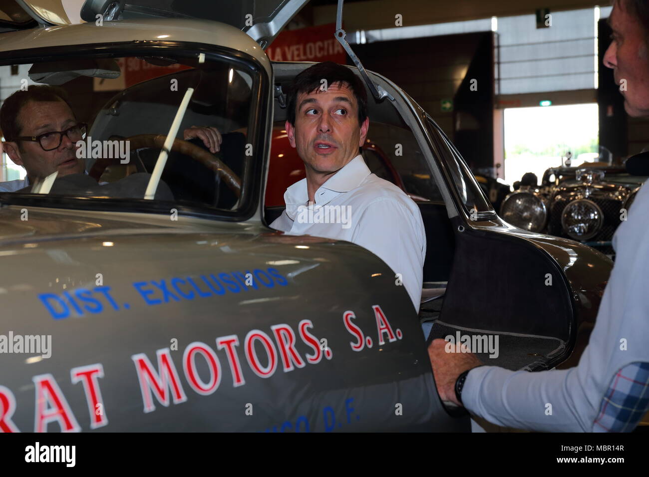 Brescia, Italien. 17., Mai 2017. Toto Wolff (Rechts), Teamchef von MERCEDES AMG F1 Fahren einen MERCEDES-BENZ 300 SL W 194 Prototyp 1952, tog Stockfoto