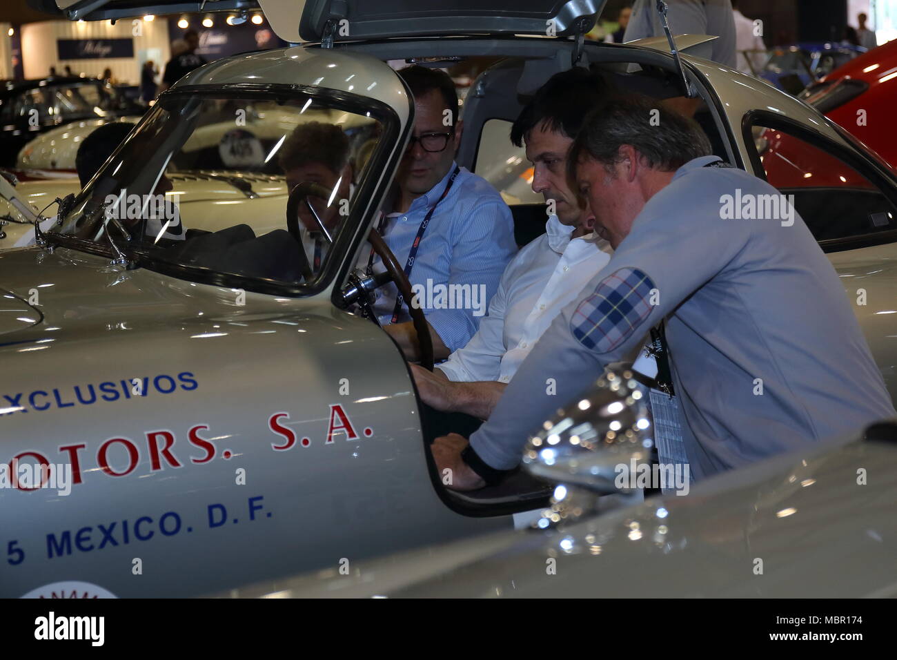 Brescia, Italien. 17., Mai 2017. Toto Wolff (Rechts), Teamchef von MERCEDES AMG F1 Fahren einen MERCEDES-BENZ 300 SL W 194 Prototyp 1952, tog Stockfoto