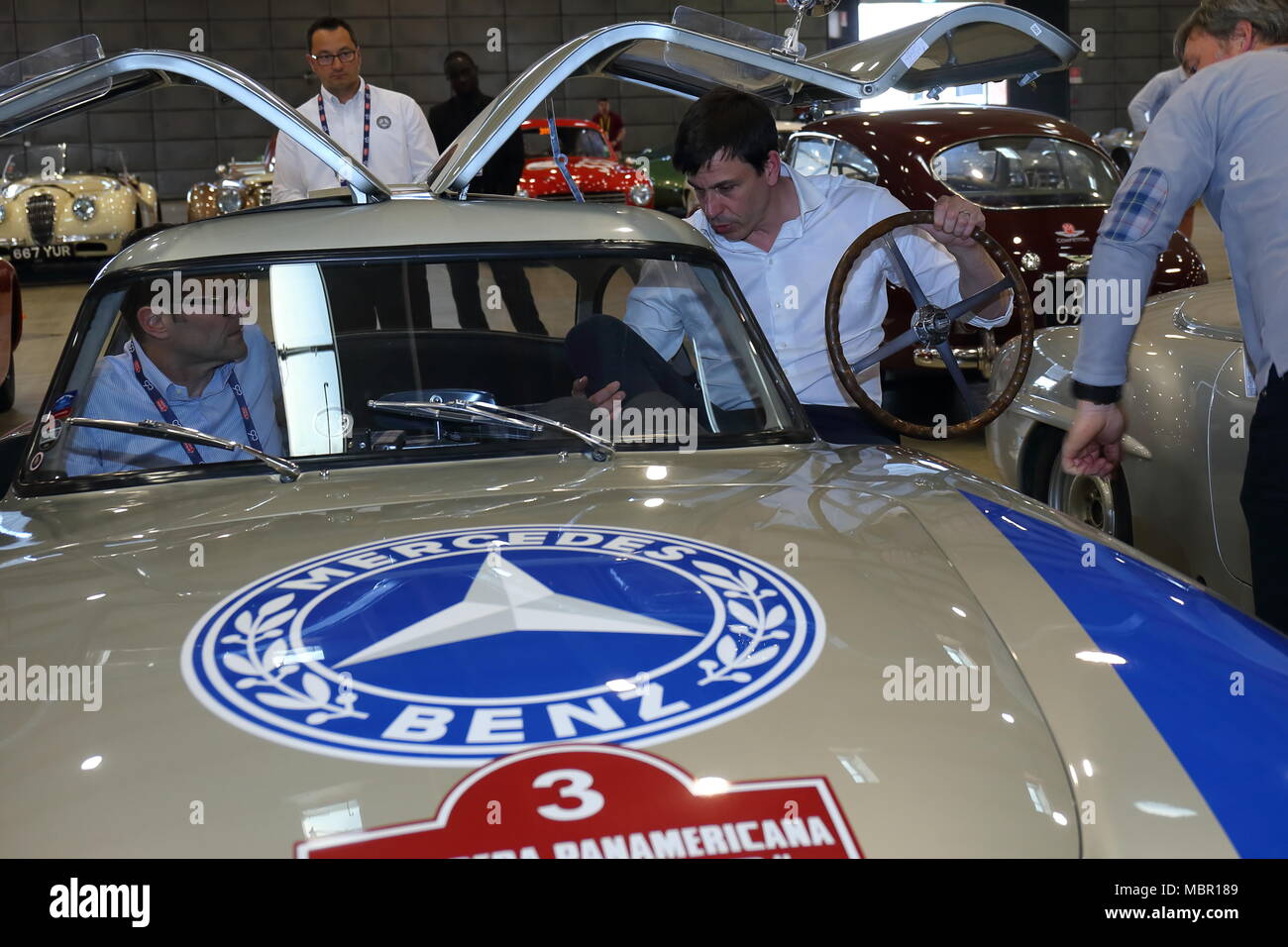 Brescia, Italien. 17., Mai 2017. Toto Wolff (Rechts), Teamchef von MERCEDES AMG F1 Fahren einen MERCEDES-BENZ 300 SL W 194 Prototyp 1952, tog Stockfoto
