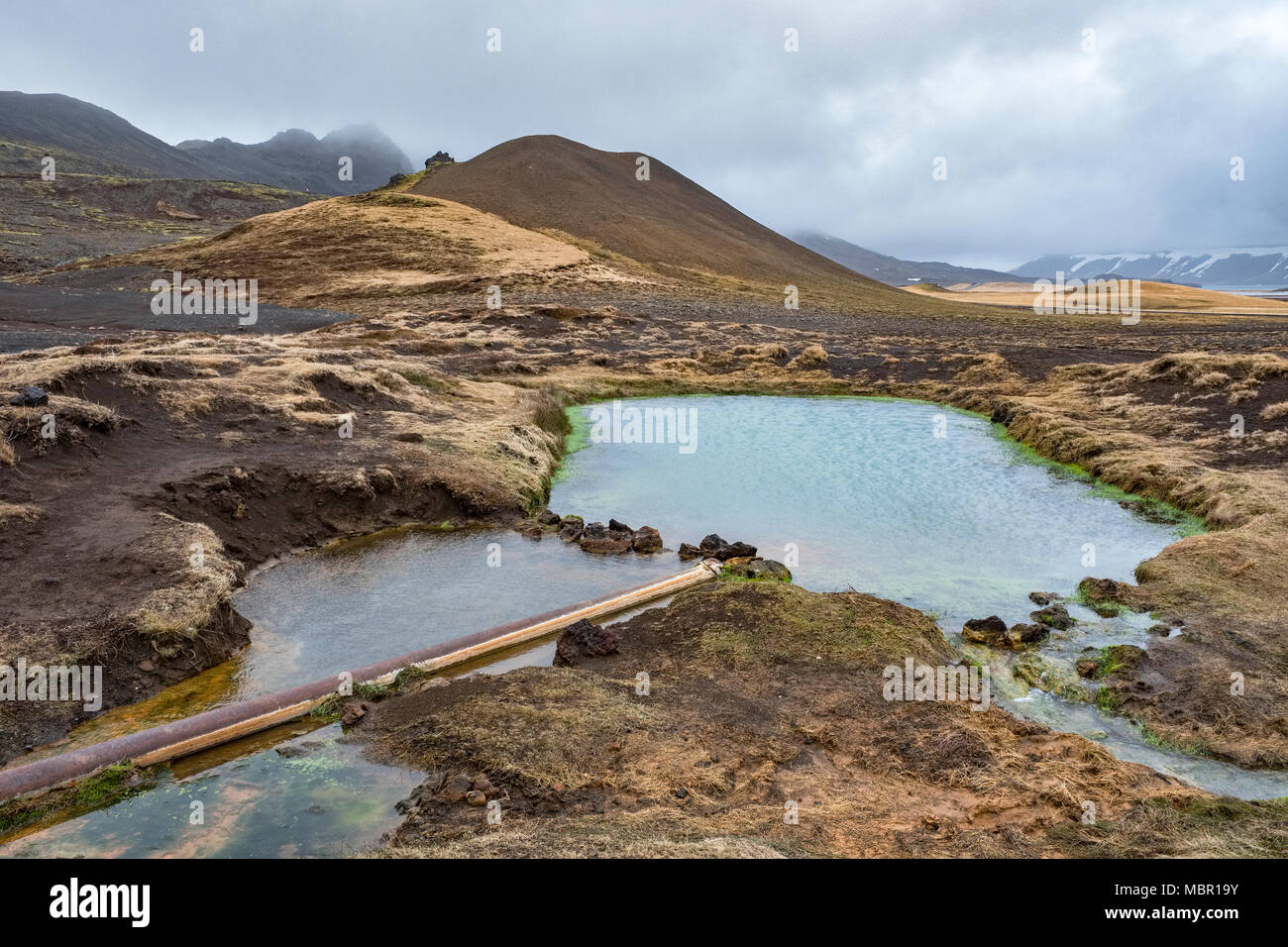 Reykjanes Halbinsel, Island. Einen ruhigen warmen Pool oder Hot Pot in den Hügeln in der Nähe der aktiven geothermischen Bereich Seltun Stockfoto