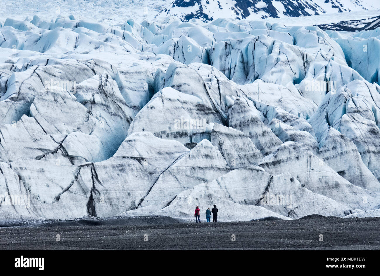 Skaftafellsjökull, Island. Touristen stehen am Fuße des Skaftafell Gletscher Stockfoto