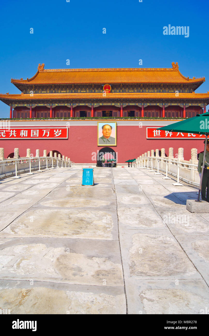 Der Eingang zur Verbotenen Stadt in Peking, China, gesehen in einem dekorativen Brücke. Vorsitzender Mao's berühmte Porträt hängt über dem Eingang Stockfoto