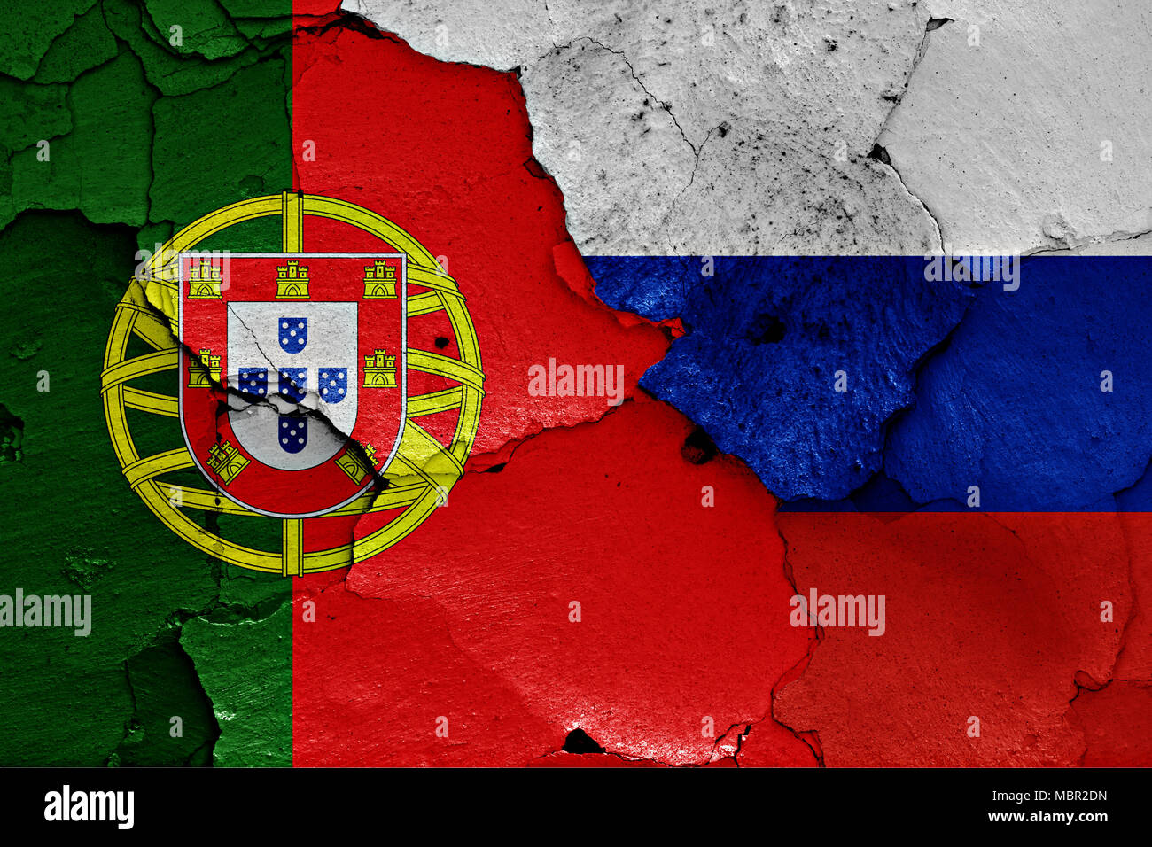 Flagge Von Portugal Und Russland Malte Auf Risse An Der Wand Stockfotografie Alamy