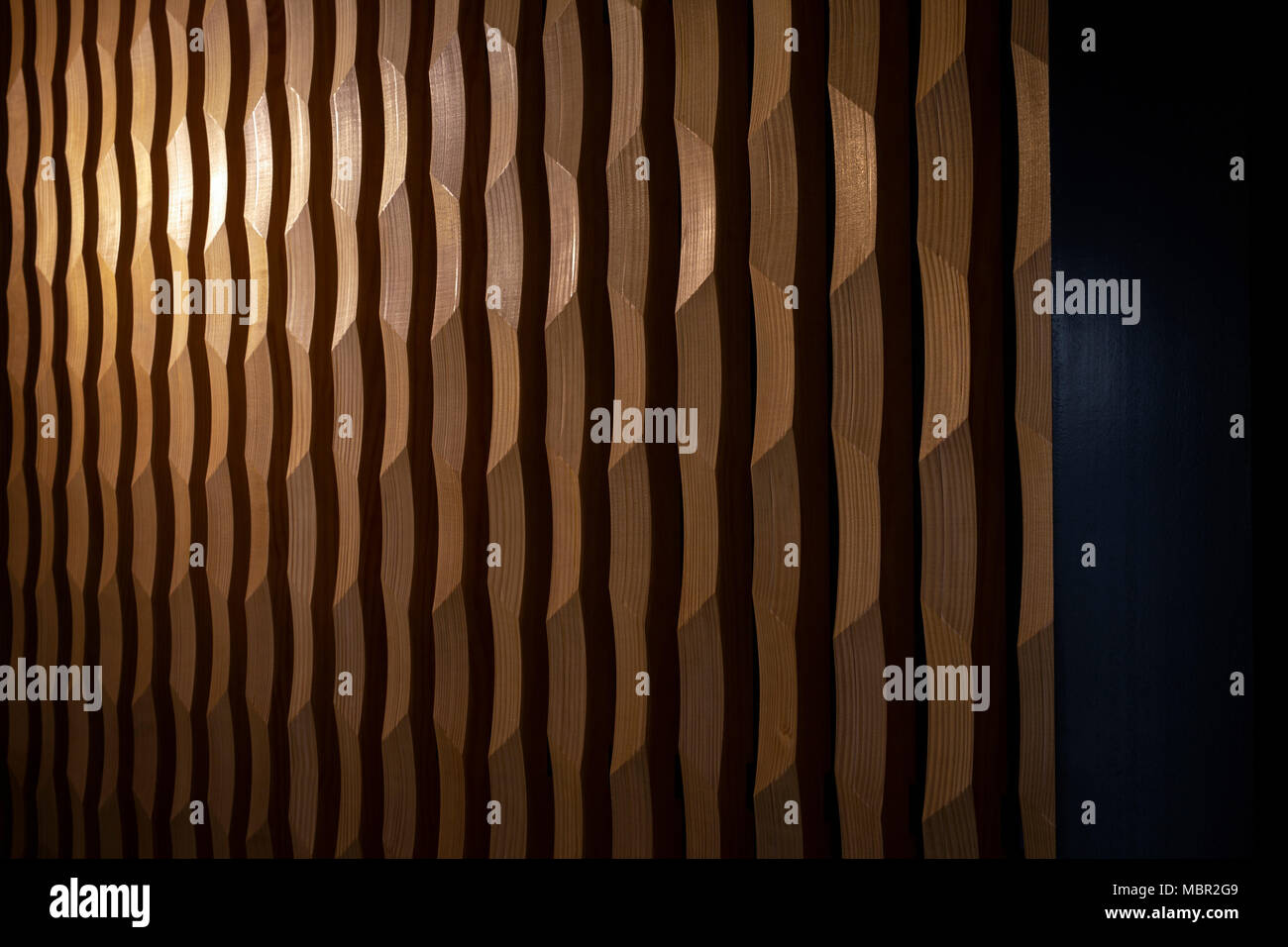 Holz- akustische Absorption Panel in einem Zimmer (Frankreich). Panneau d'Absorption acoustique en bois (Frankreich). Stockfoto