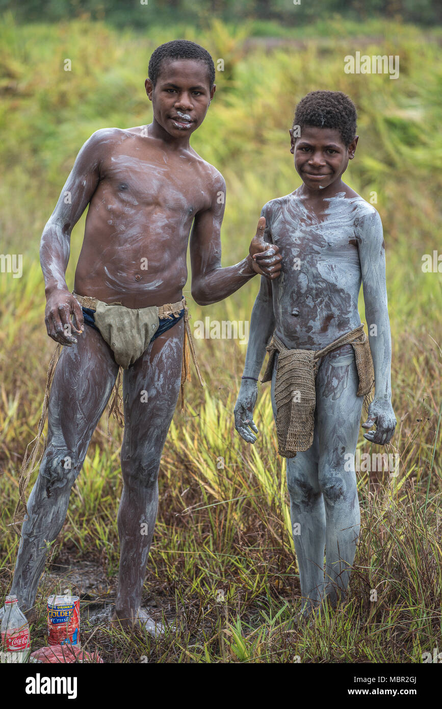 Zwei junge Asaro Mudmen ohne Maske Vorbereitung auf den Mount Hagen Show, Papua-Neuguinea Stockfoto