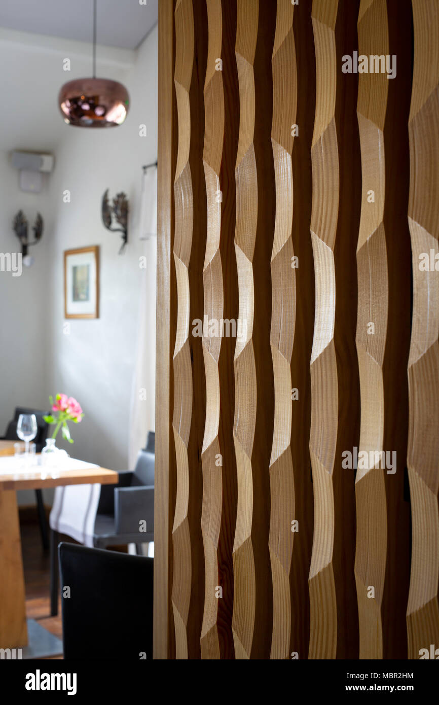 Holz- akustische Absorption Panel von einem Restaurant Esszimmer (Frankreich). Panneau d'Absorption acoustique en Bois dans une Salle de Restaurant (Frankreich). Stockfoto