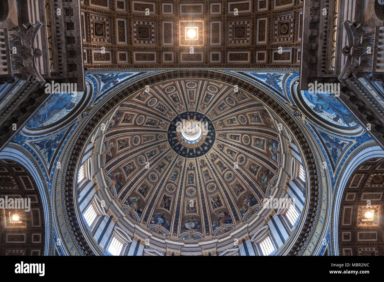 Rom, Italien, 20. Juni 2011: Michelangelo Kuppel Petersdom Vatikan Rom Italien. Dome gebaut in 1600 s über Altar und St. Peter's Grab Stockfoto