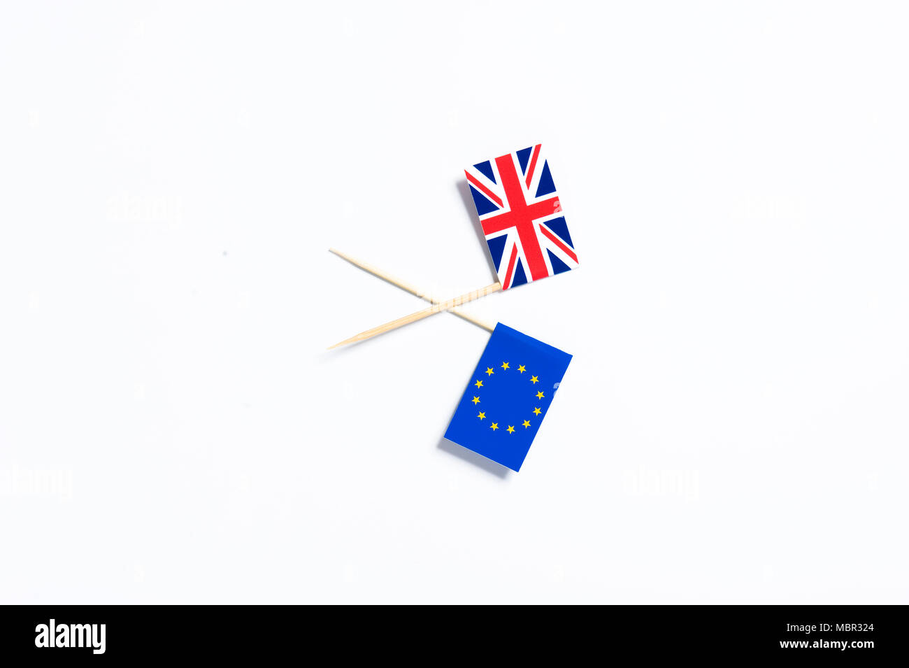 Ein Union Jack Flagge und eine Fahne der Europäischen Union auf weißem Hintergrund Stockfoto
