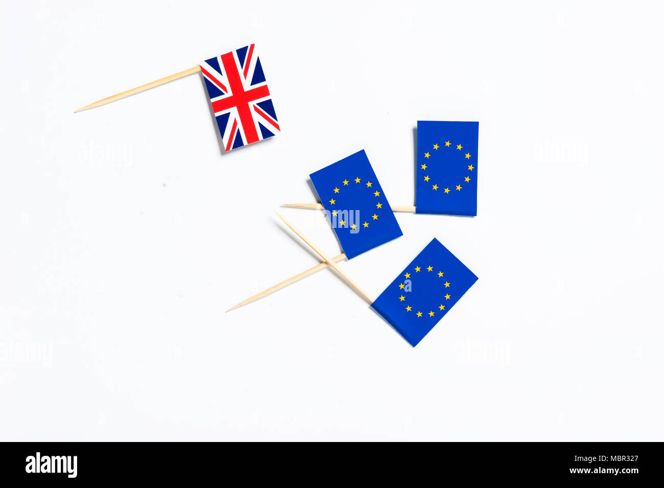 Ein Union Jack Flagge und drei Europäische Union Flaggen auf weißem Hintergrund Stockfoto
