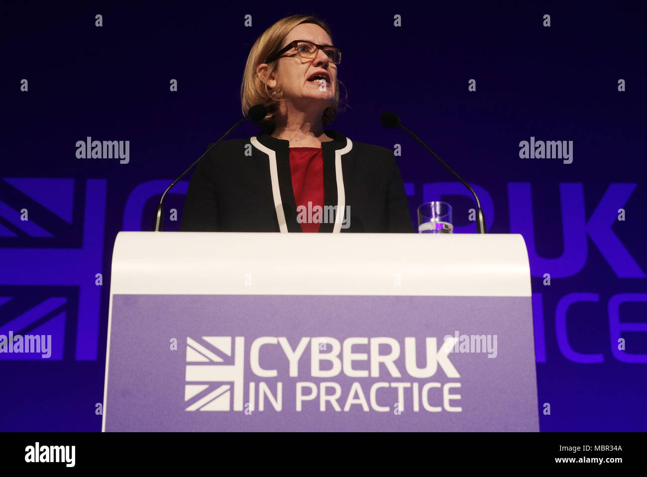 Home Secretary Amber Rudd Adressen der CYBERUK Konferenz, veranstaltet von der National Cyber Security Center an der Manchester Central Convention Complex, wo Sie ein Vorgehen gegen Kriminelle, die das Internet als die dunkle Unterwelt web bekannt zu nutzen. Stockfoto