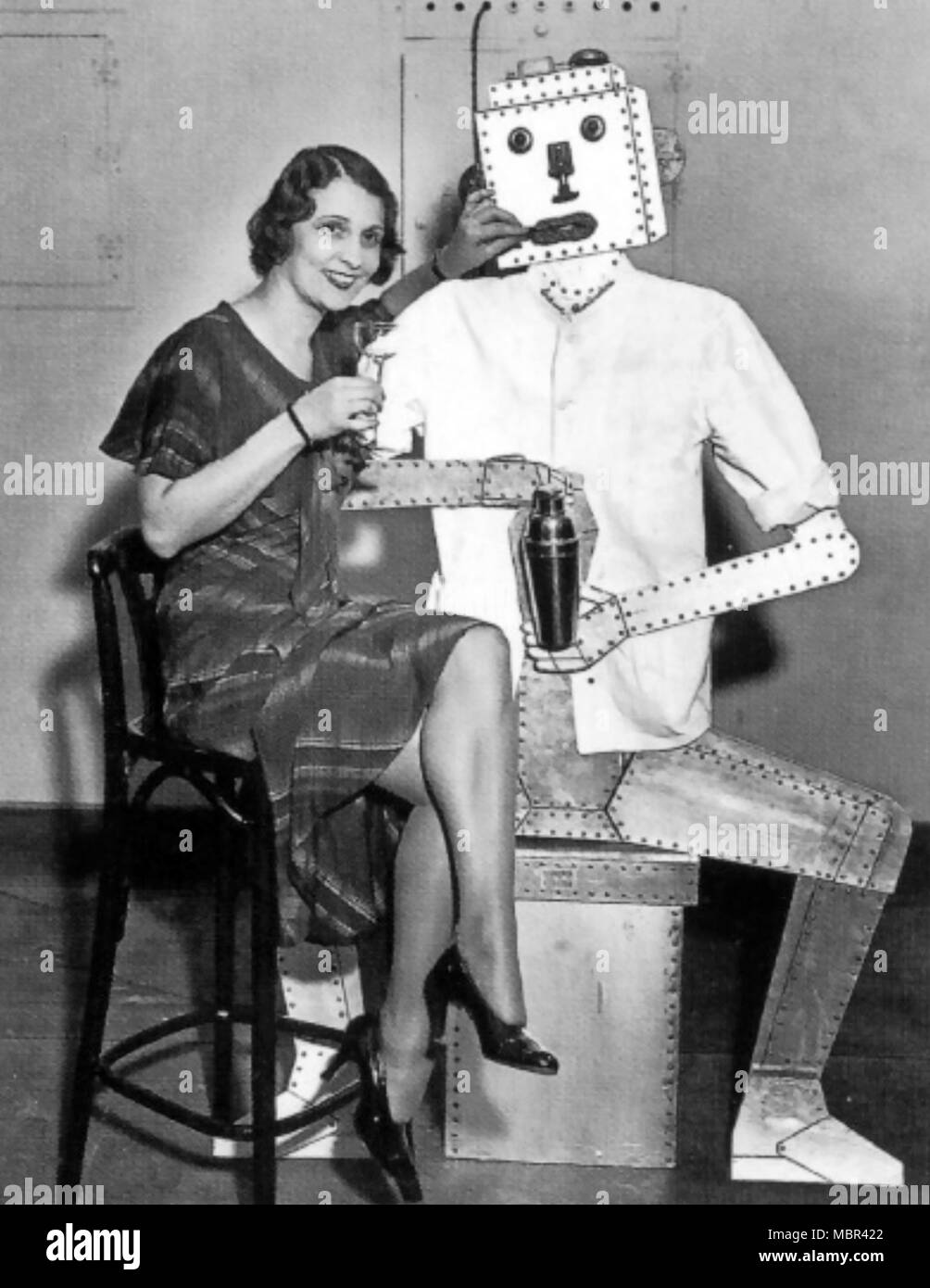 Roboter Barkeeper ein Anfang der 1930er Jahre Eindruck, was Roboter tun könnte. Stockfoto
