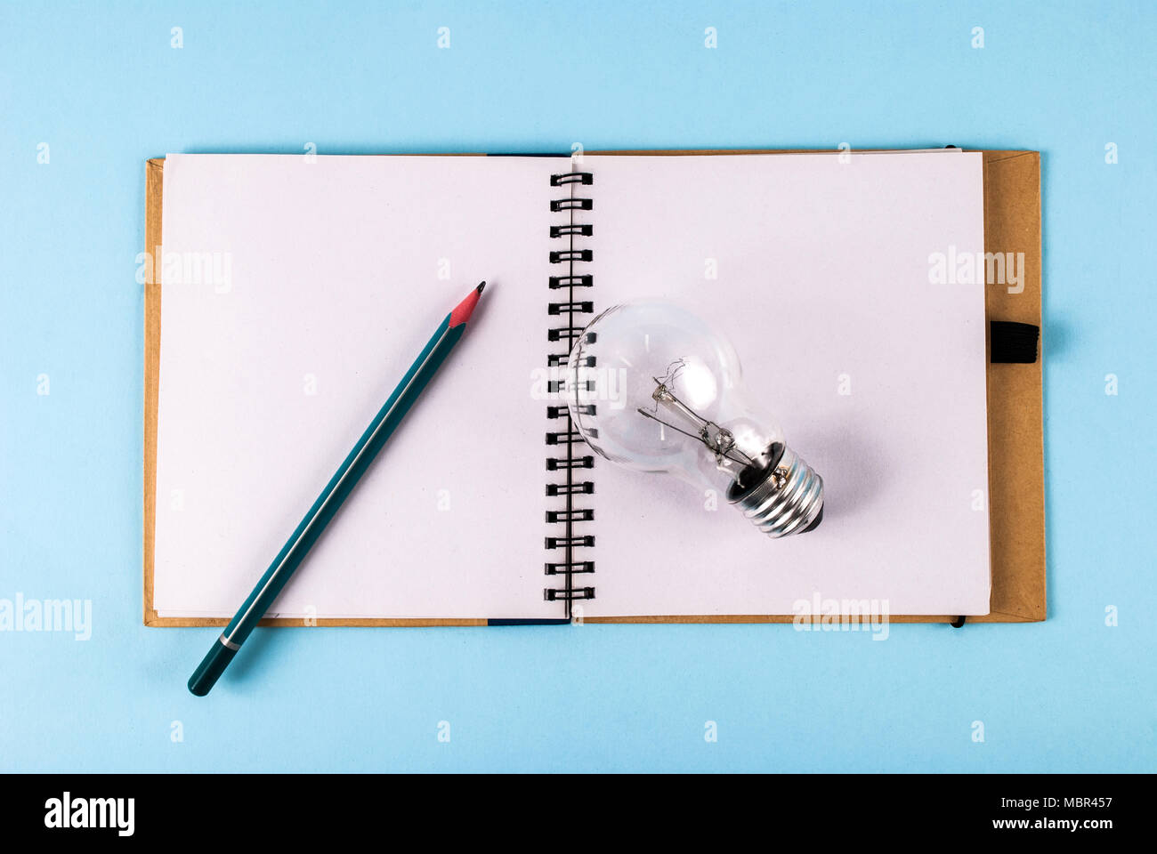 Notebook, Pen und Glühbirne öffnen, blog Konzept Bild Stockfotografie -  Alamy