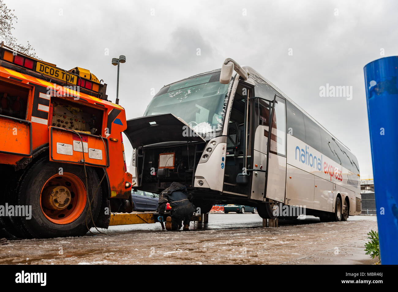 Mechaniker bereitet eine zerbrochen National Express Bus zum Abschleppen am Pool Wiese Busbahnhof, Coventry, West Midlands, UK mit kopieren. Stockfoto