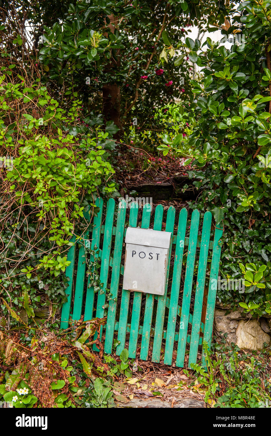 Post Box auf einem inländischen Tor zum einen Pfad zu einem Haus in der Landschaft, West Cork, Irland. Stockfoto