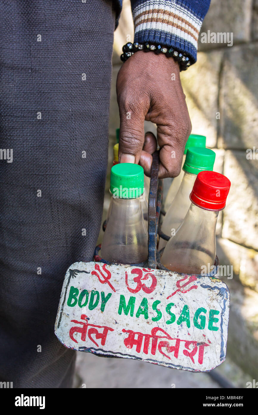 Indische Massage master Holding Massage Öl- und Werbung sign seine Dienste Stockfoto