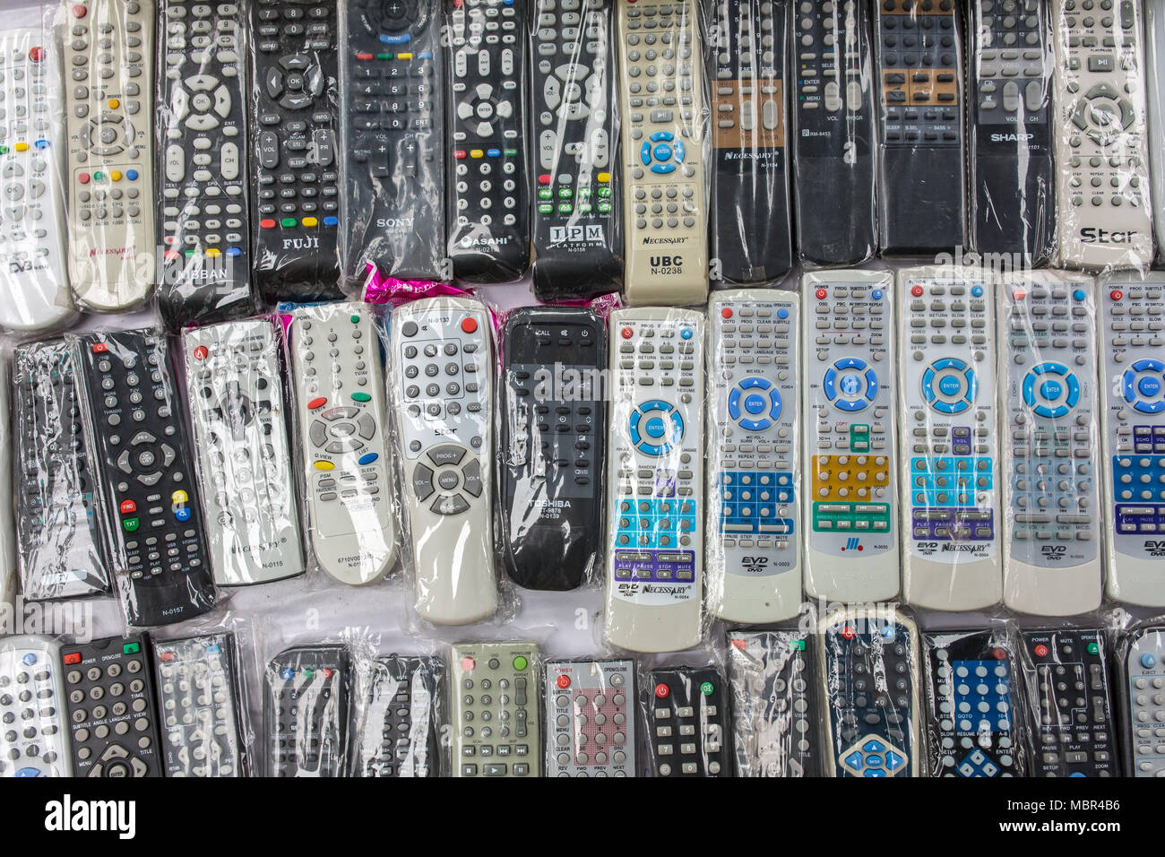 Yangon, Myanmar - September 26, 2016: Viele alte TV Remote Controller Hintergrund Stockfoto