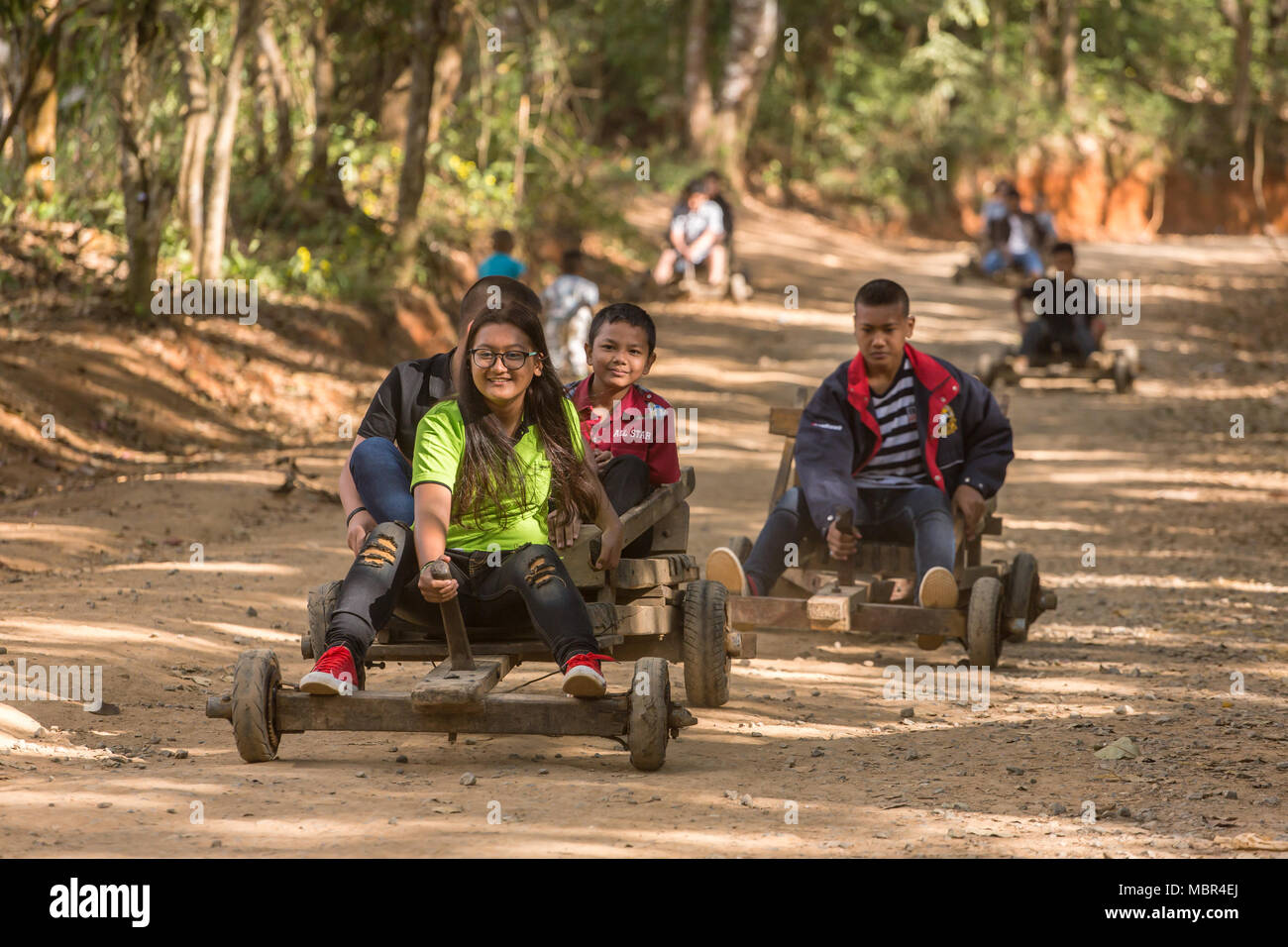 Chiang Mai, Thailand - Dezember 29, 2016: Unbekannter Thai reiten's tribal Holz Schlitten für Touristen im Norden von Thailand Stockfoto