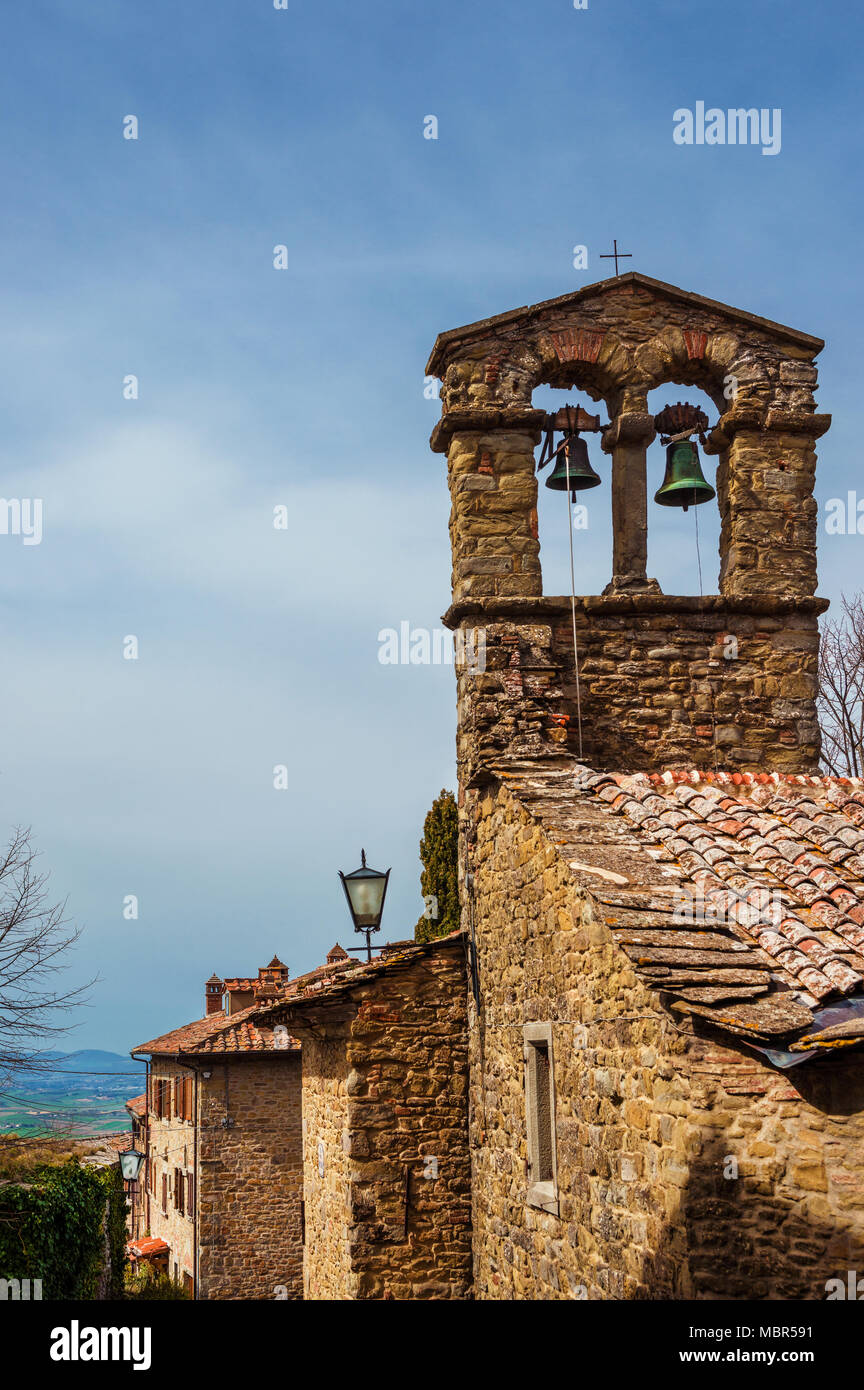 Cortona mittelalterlichen Altstadt mit alten Kirche Glockenturm, in der Toskana Stockfoto