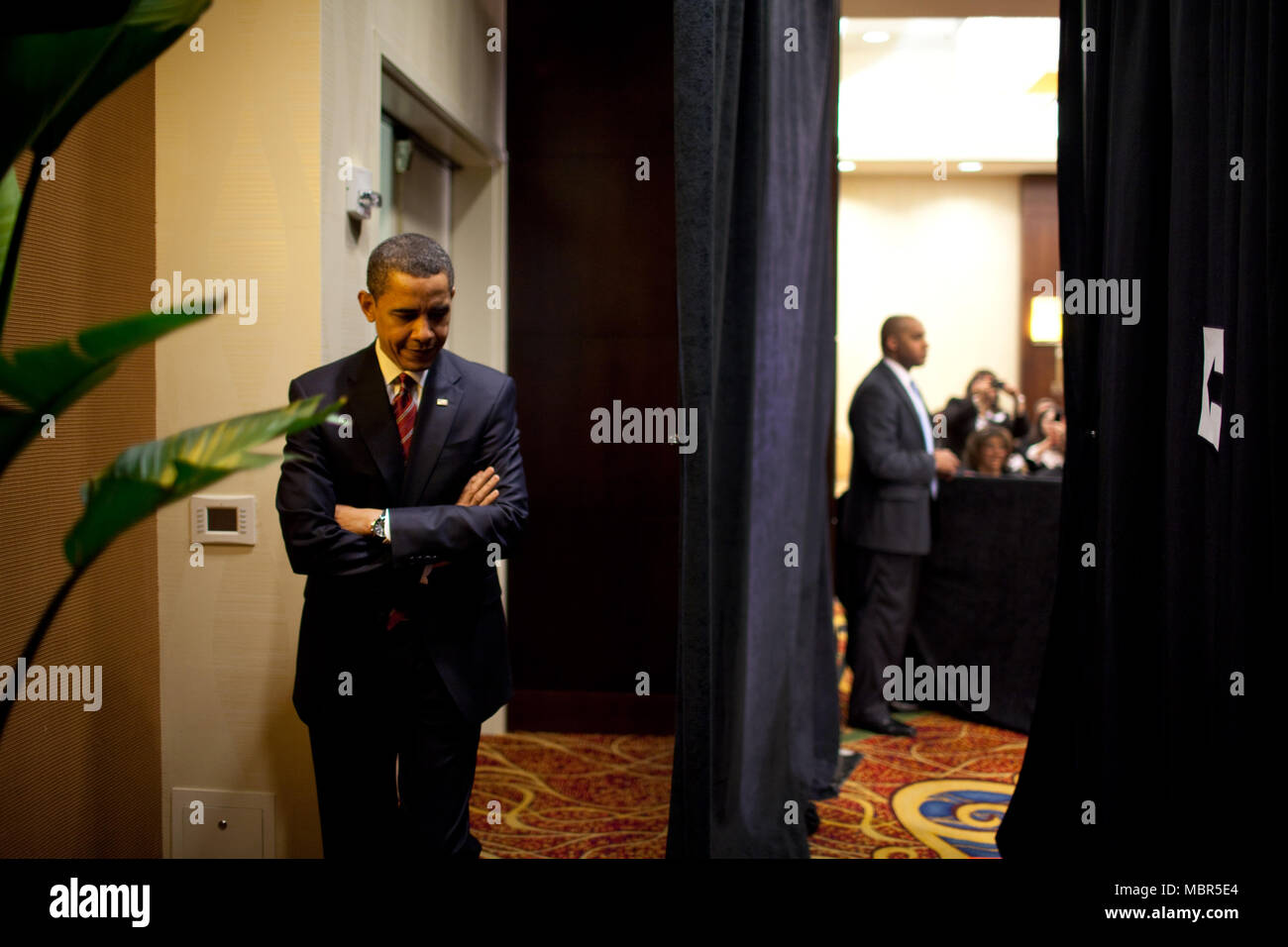 Präsident Barack Obama hört auf die Erläuterungen sind wie er wartet auf die Bühne zu gehen Bildung der hispanischen Handelskammer Sammlung Dienstag, 10. März 2009, in Washington am Grand Ballroom die Washington Marriott Metro Center zu diskutieren. Offizielle Weiße Haus Foto von Pete Souza. Stockfoto