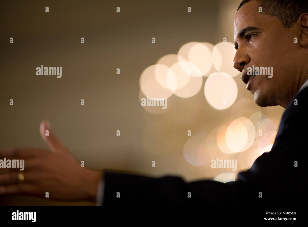 Präsident Barack Obama spricht während einer prime time Nachrichten Konferenz im East Room des Weißen Hauses in Washington, Mittwoch, 29. April 2009. Offizielle Weiße Haus Foto von Chuck Kennedy Stockfoto