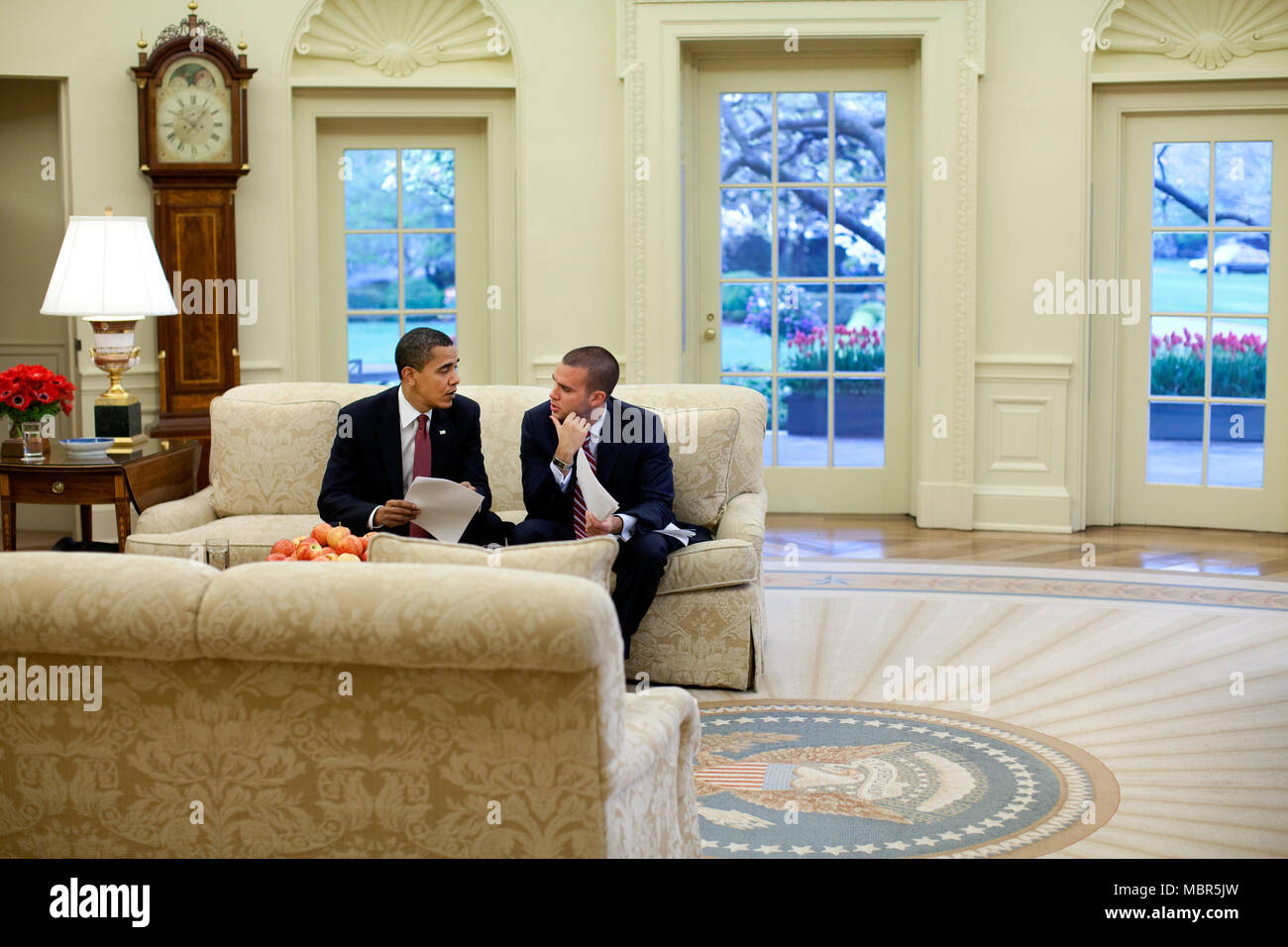 Präsident Barack Obama trifft mit Jon Favreau Direktor des Speechwriting im Oval Office, eine Rede 14. April 2009 zu überprüfen. Offiziellen White House Photo by Pete Souza Stockfoto