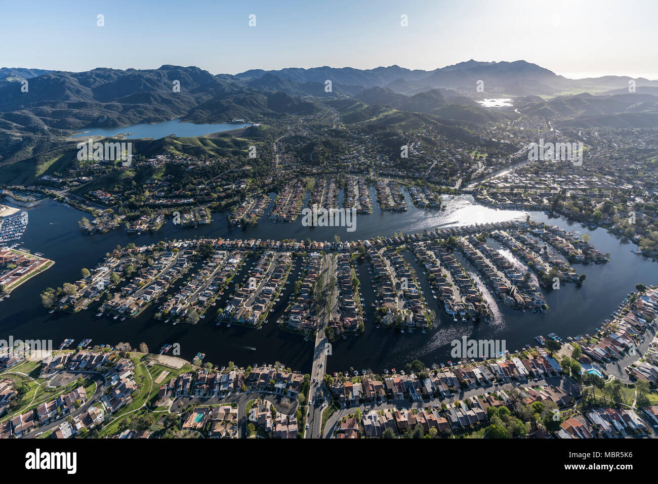 Luftaufnahme des lakeside Häuser und Straße der tausend Eichen und Westlake Village Gemeinschaften in Südkalifornien. Stockfoto