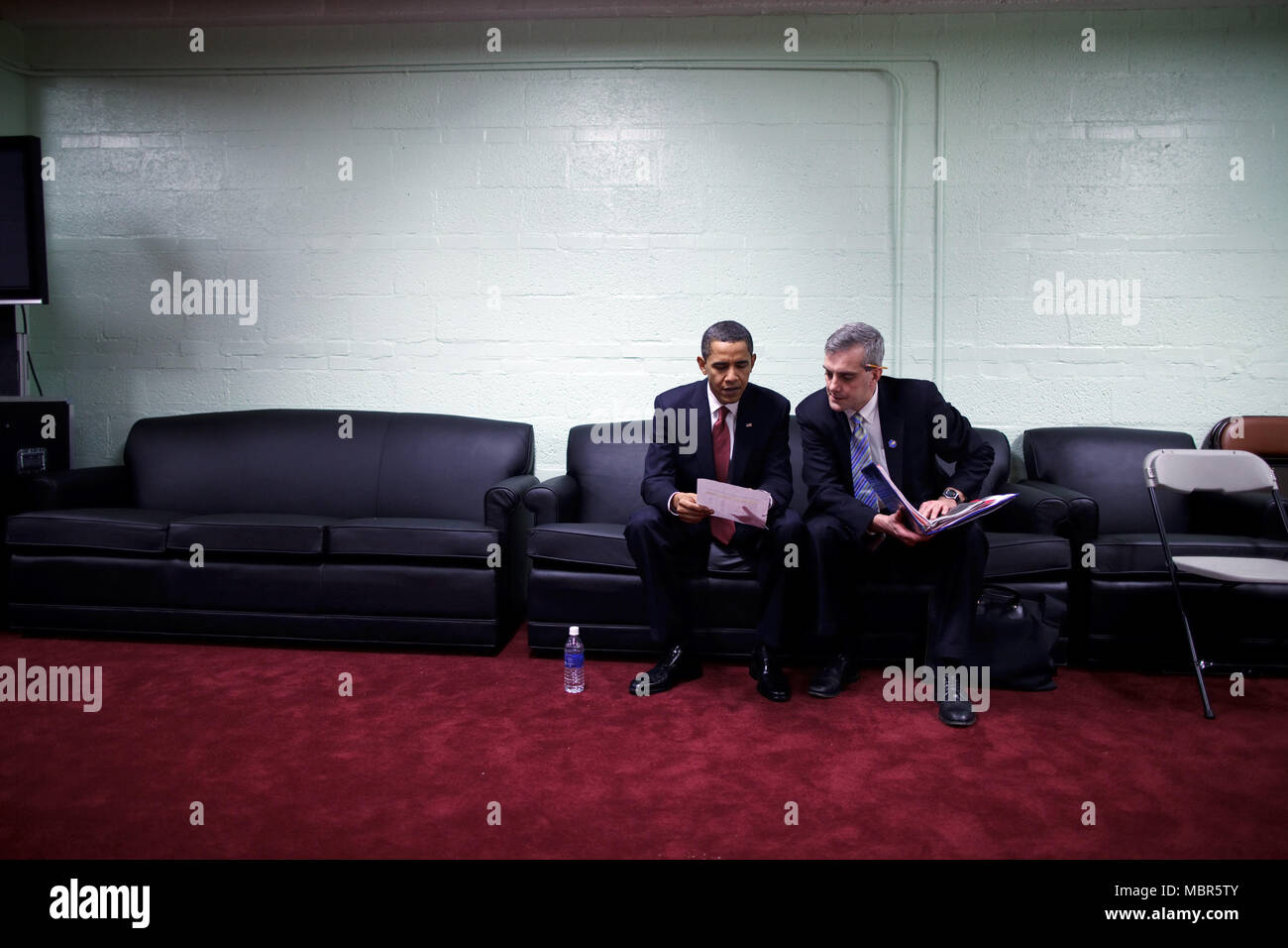 Nach einer politischen Rede zum Irak in Camp Lejeune in North Carolina, Präsident Barack Obama wird unterrichtet von Denis McDonough, Deputy National Security Advisor, vor aTV Interview 2/27/09. . Offizielle Weiße Haus Foto von Pete Souza Stockfoto