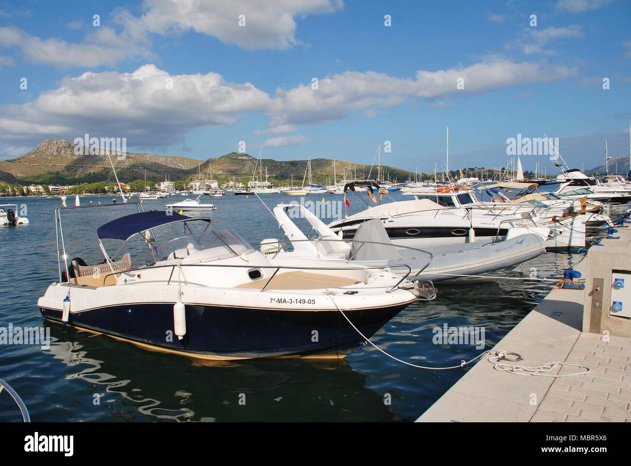 Power Boote im Yachthafen von Puerto Pollensa auf der spanischen Insel Mallorca am 4. September 2017. Stockfoto