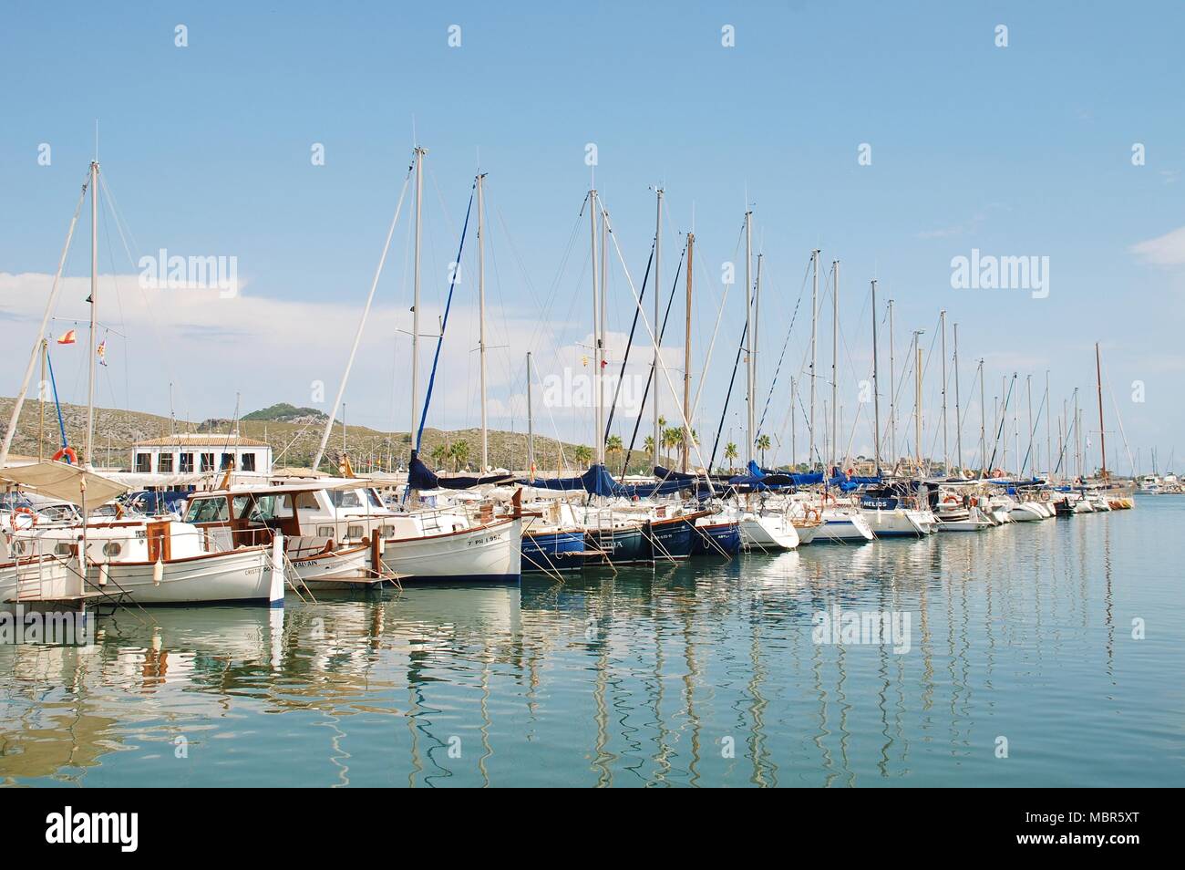 Segeln Boote im Yachthafen von Puerto Pollensa auf der spanischen Insel Mallorca am 4. September 2017. Stockfoto