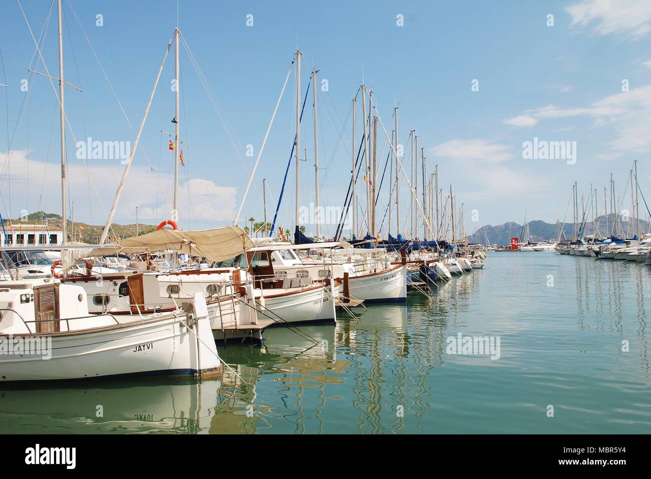 Segeln Boote im Yachthafen von Puerto Pollensa auf der spanischen Insel Mallorca am 4. September 2017. Stockfoto