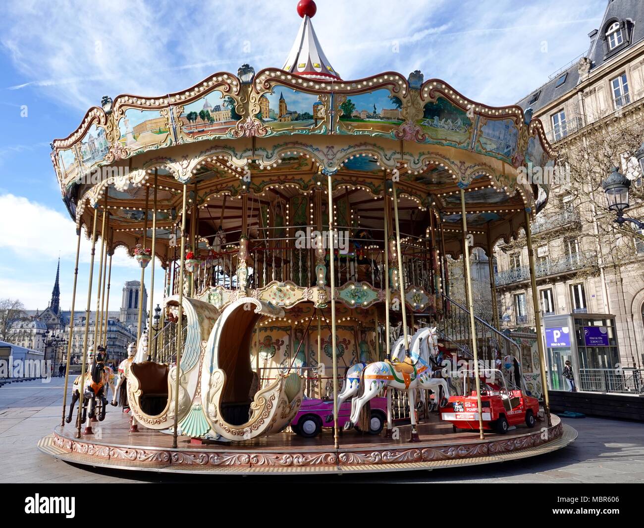 Belle Epoque Ära Karussell vor dem Hôtel de Ville, Paris, Frankreich. Stockfoto