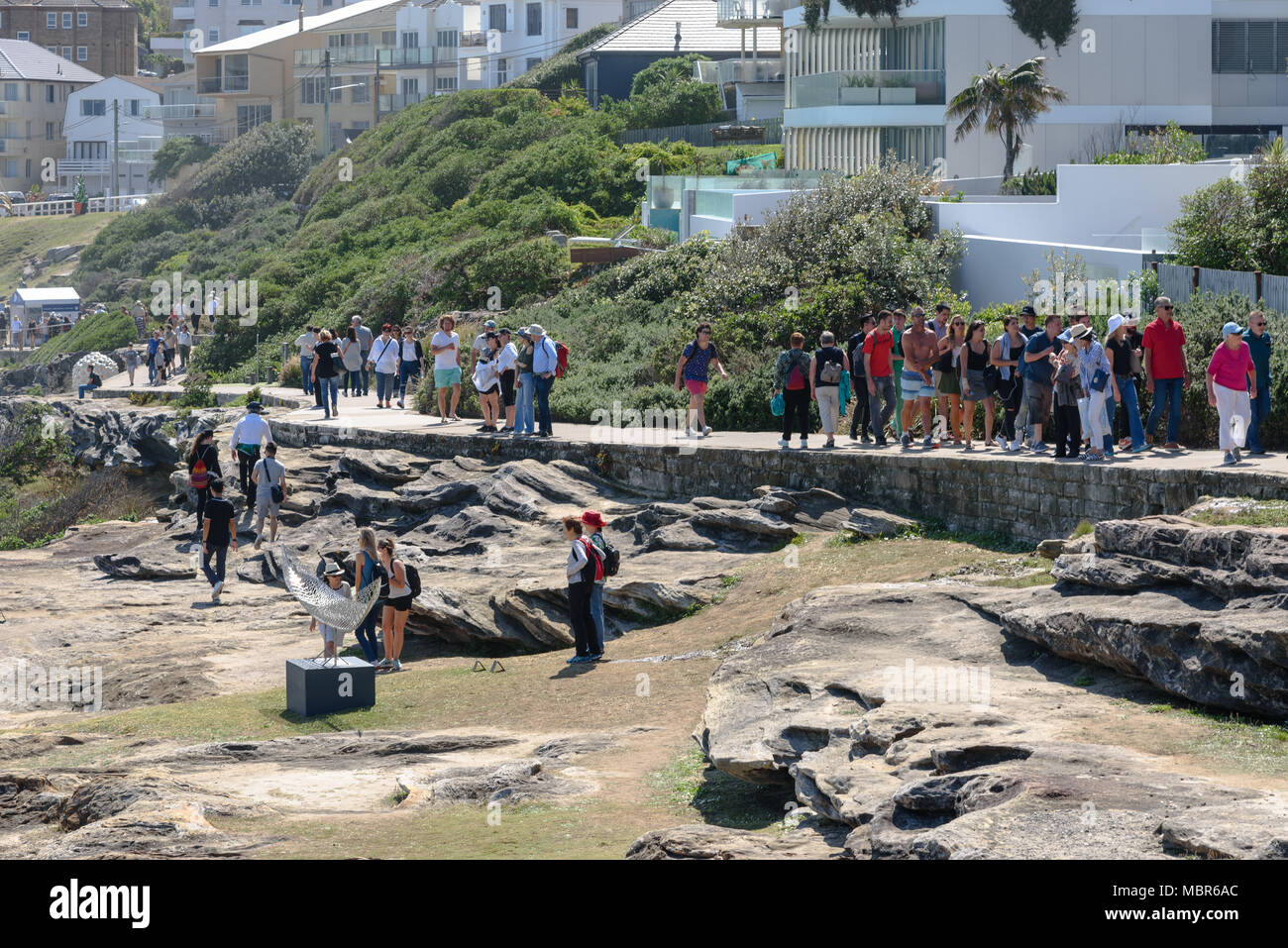 Die Menschen die Werke der Kunst an der Skulptur von das Meer Ausstellung in Sydney Stockfoto