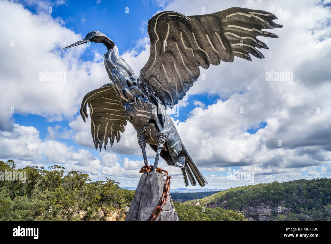Metall vogel Skulptur von Henryk Topolnicki, Ellie's Cat Cafe, Glocken Linie der Straße, Bell, Blue Mountains, New South Wales, Australien Stockfoto