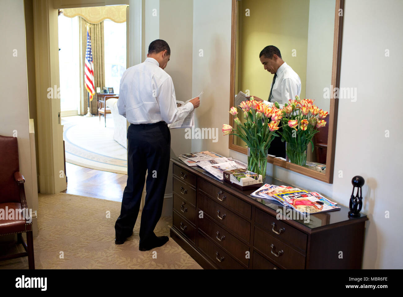 Präsident Barack Obama liest die Zeitung in den äußeren Oval Office 05.03.09.  Offiziellen White House Photo by Pete Souza Stockfoto