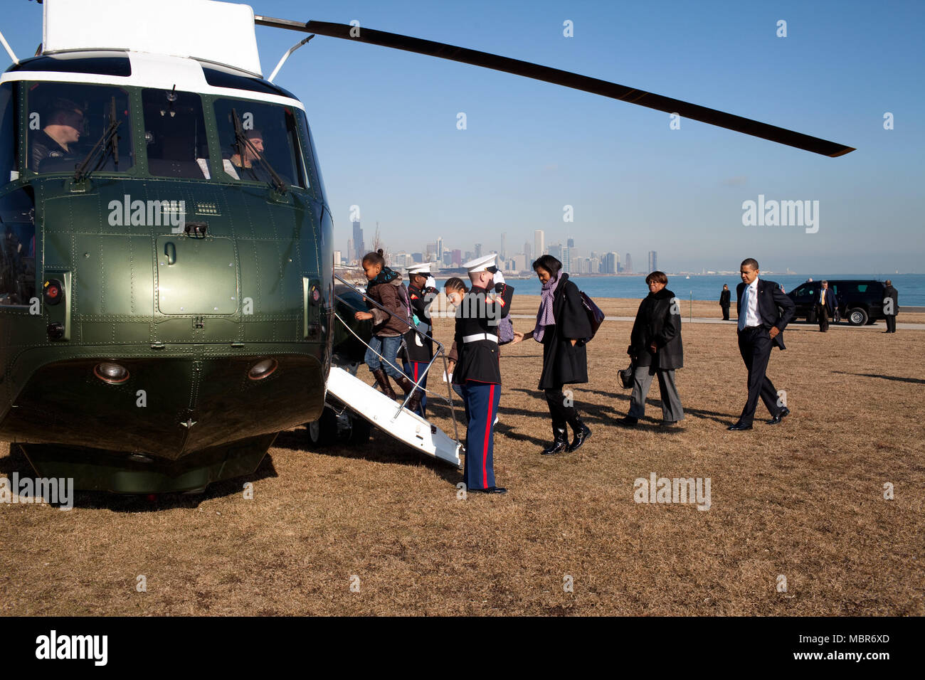 Nachdem er ein Wochenende in Chicago, Präsident Barack Obama und First Lady Michelle Obama, ihre Mutter Marian Robinson, Malia und Sasha Obama Kopf zurück zu Washington, ausgehend von Burnham Park Landezone (LZ) für O' Hare Airport 16.02.09.  Offiziellen White House Photo by Pete Souza Stockfoto