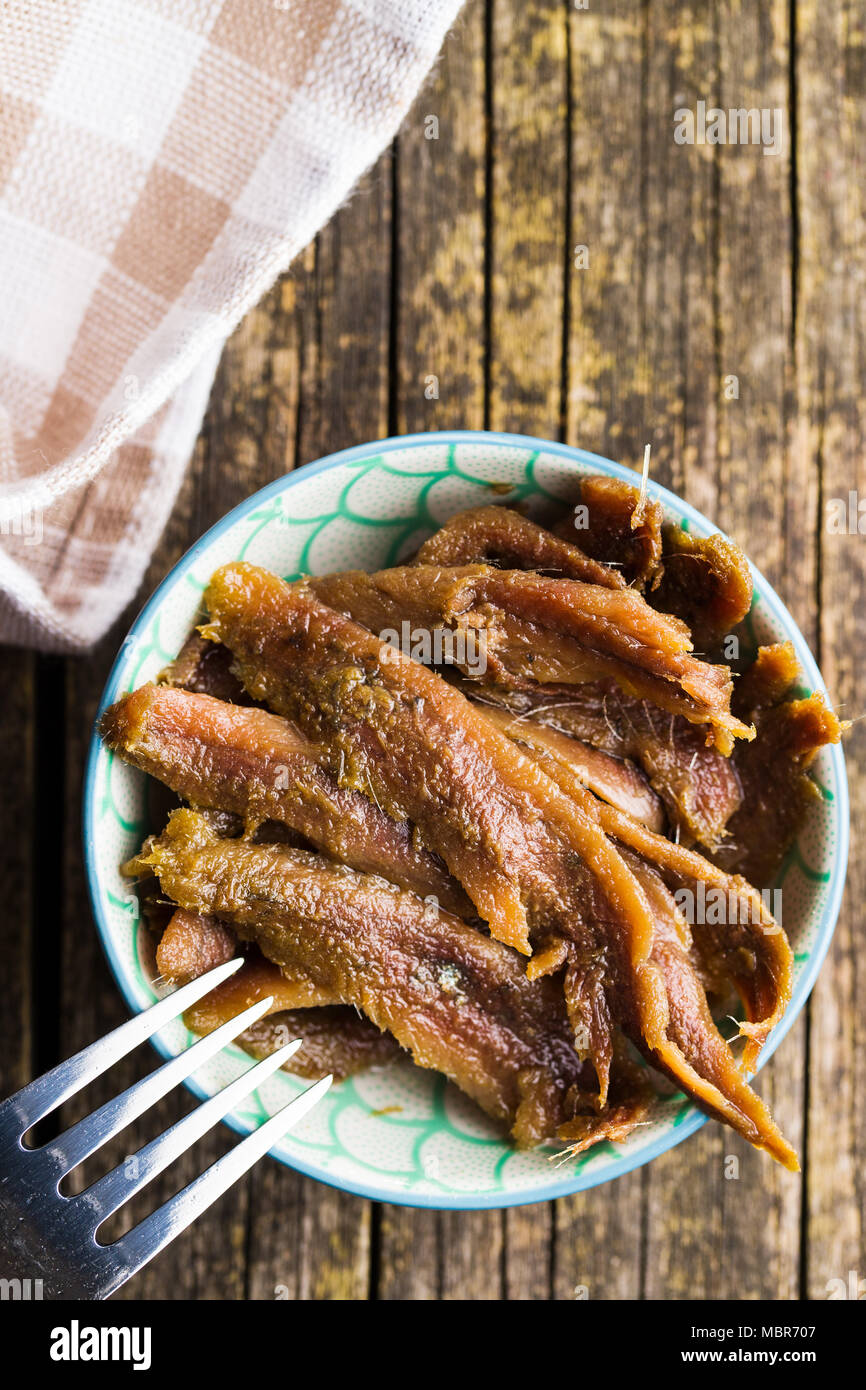 Anchovisfilets in Öl auf Holz- Tabelle. Stockfoto