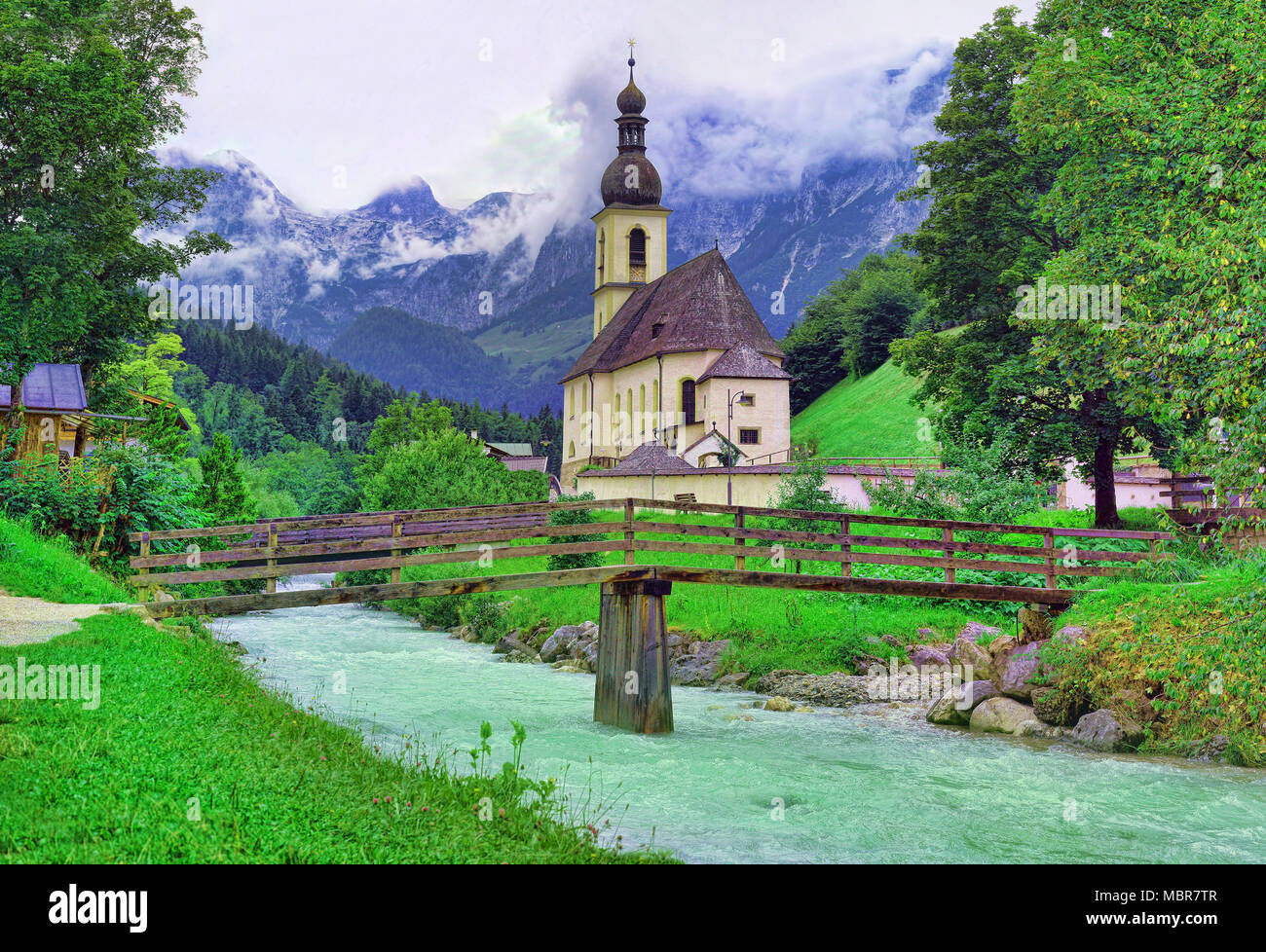 Ramsau Kirche und Fluss in Deutschland Alpen, schöne Landschaft Stockfoto