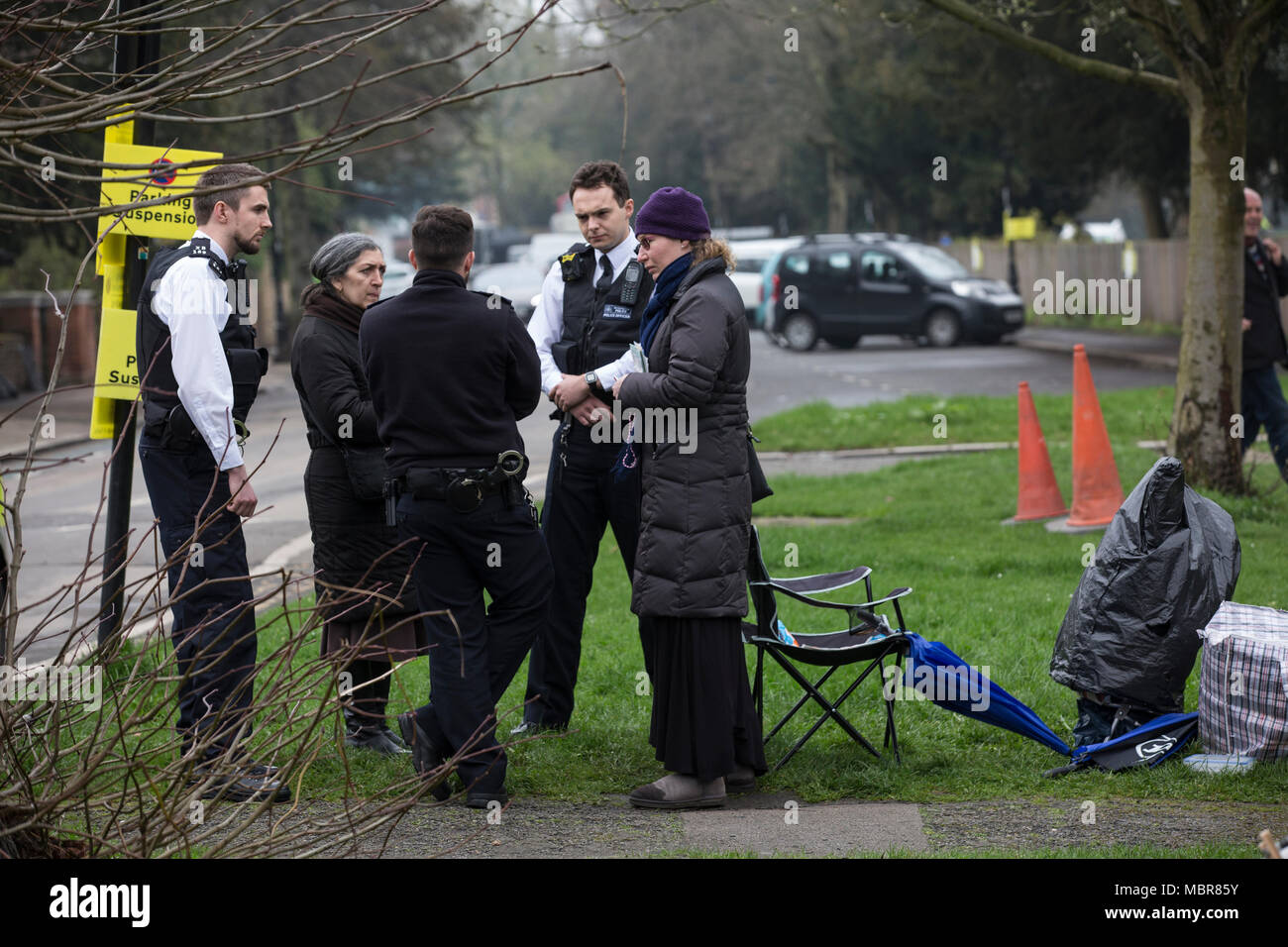 Pro-life-Aktivisten außerhalb Marie Stopes Abtreibung Klinik, Mattock Lane, Ealing Broadway nach dem Schwangerschaftsabbruch Pufferzone Abstimmung diese Woche, London, UK Stockfoto