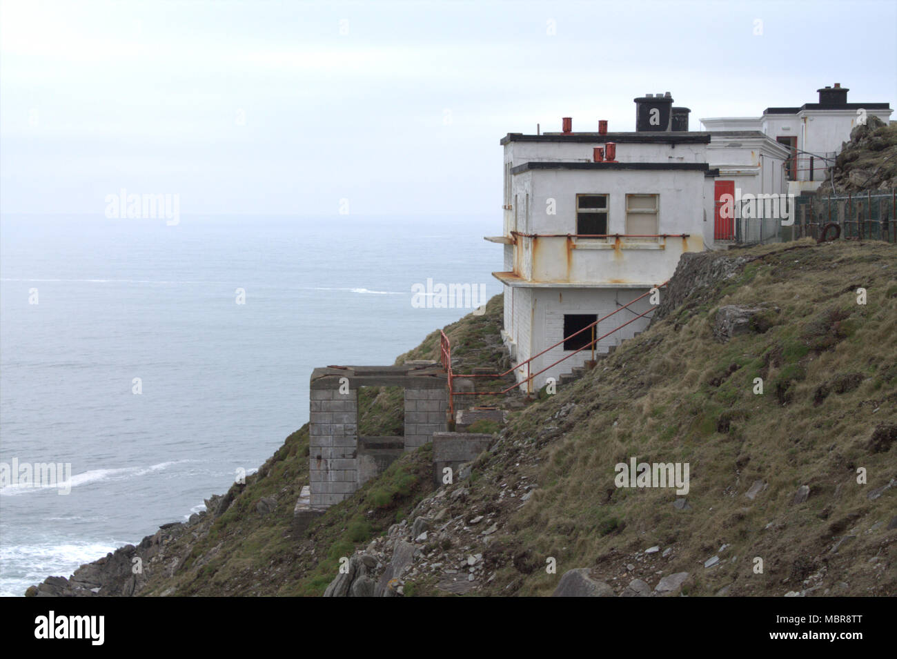 Mizen Head Signal Station, lebt von der tückischen Felsen an Irlands südwestlichsten Punkt zu speichern, im Jahre 1910 abgeschlossen. Touristische stop aus. Stockfoto