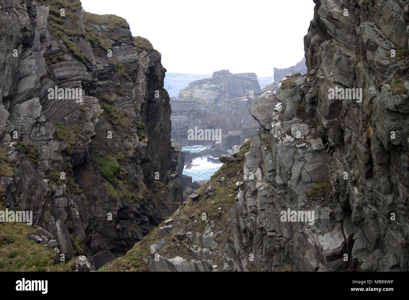 Blick durch die Mizen Head Schlucht, welche die Mizen Head Mizen Halbinsel trennt. Stockfoto