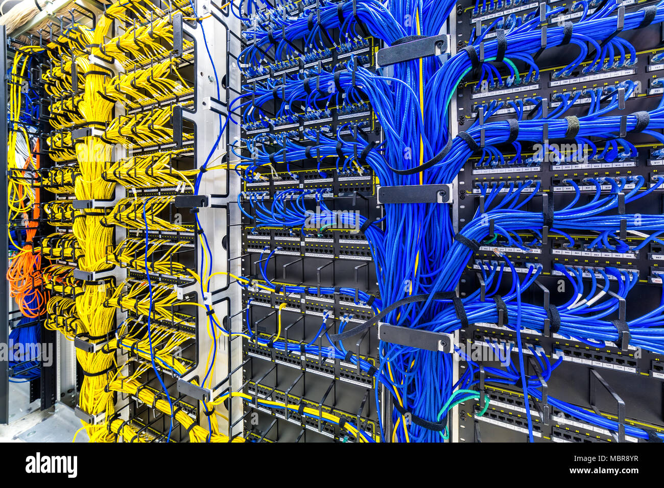 Rack mit generischen Ethernet Cat5e-Kabeln, Teil eines großen Unternehmens Data Center. Stockfoto