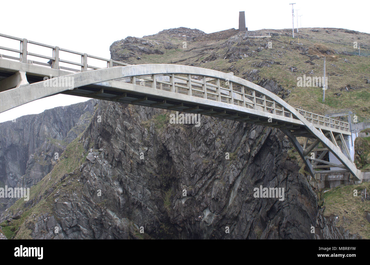 Die Fußgängerbrücke überqueren der Mizen Head Schlucht, die zu den alten Signal Station und Leuchtturm führt, die Spitze des s/w Irland. Stockfoto