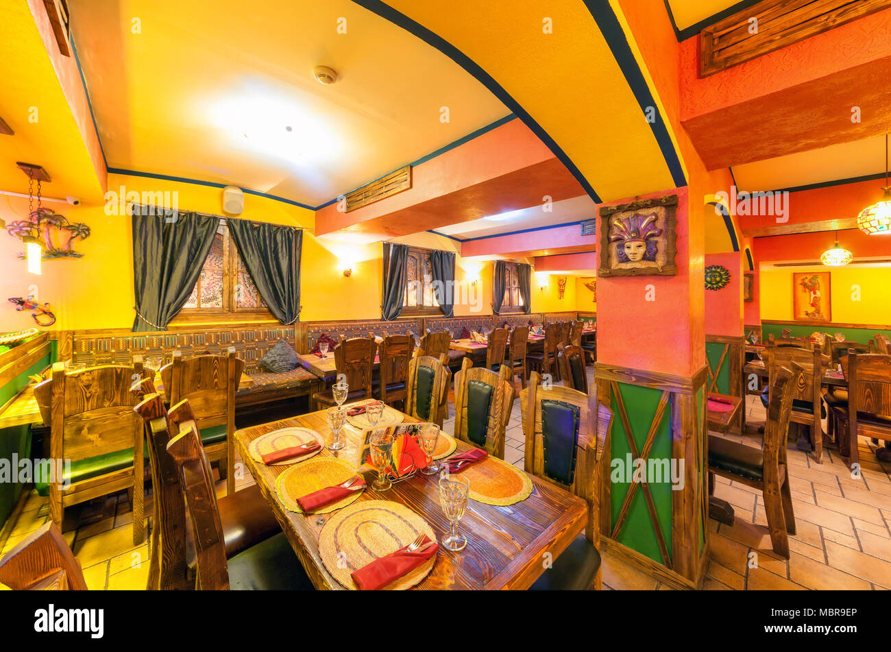 Moskau August 14 Einrichtung Des Mexikanischen Nachtclub Restaurant Ombrero Halle Mit Einem Restaurant Mit Holzmobeln Stockfotografie Alamy
