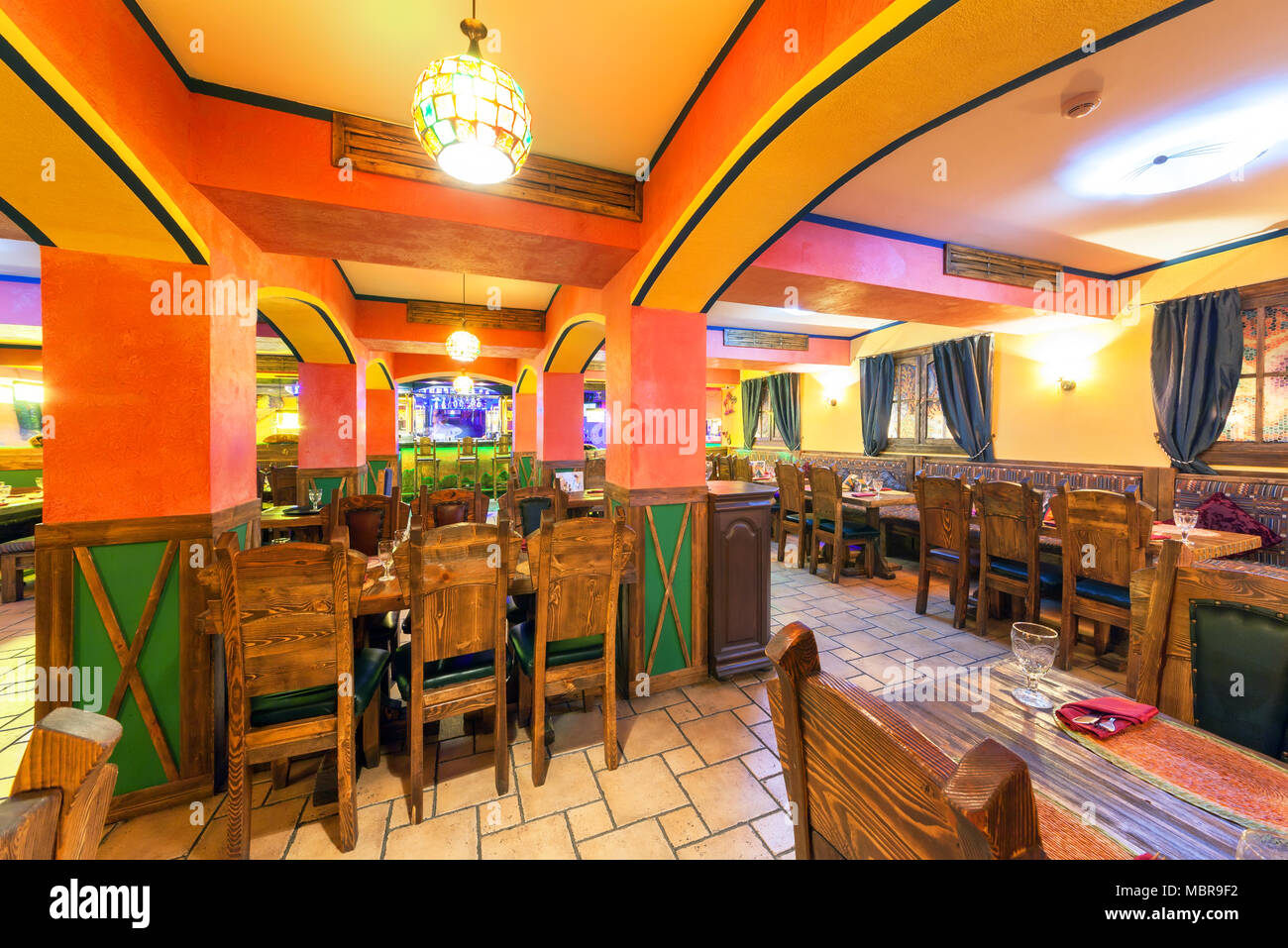 Moskau August 14 Einrichtung Des Mexikanischen Nachtclub Restaurant Ombrero Halle Mit Einem Restaurant Mit Holzmobeln Stockfotografie Alamy