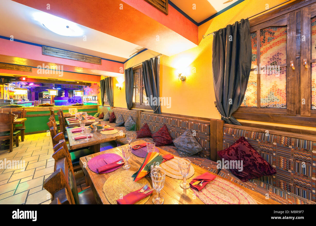 Moskau August 14 Einrichtung Des Mexikanischen Nachtclub Restaurant Ombrero Halle Mit Einem Restaurant Mit Holzmobeln Zeile Der Tabellen Mit Couche Stockfotografie Alamy
