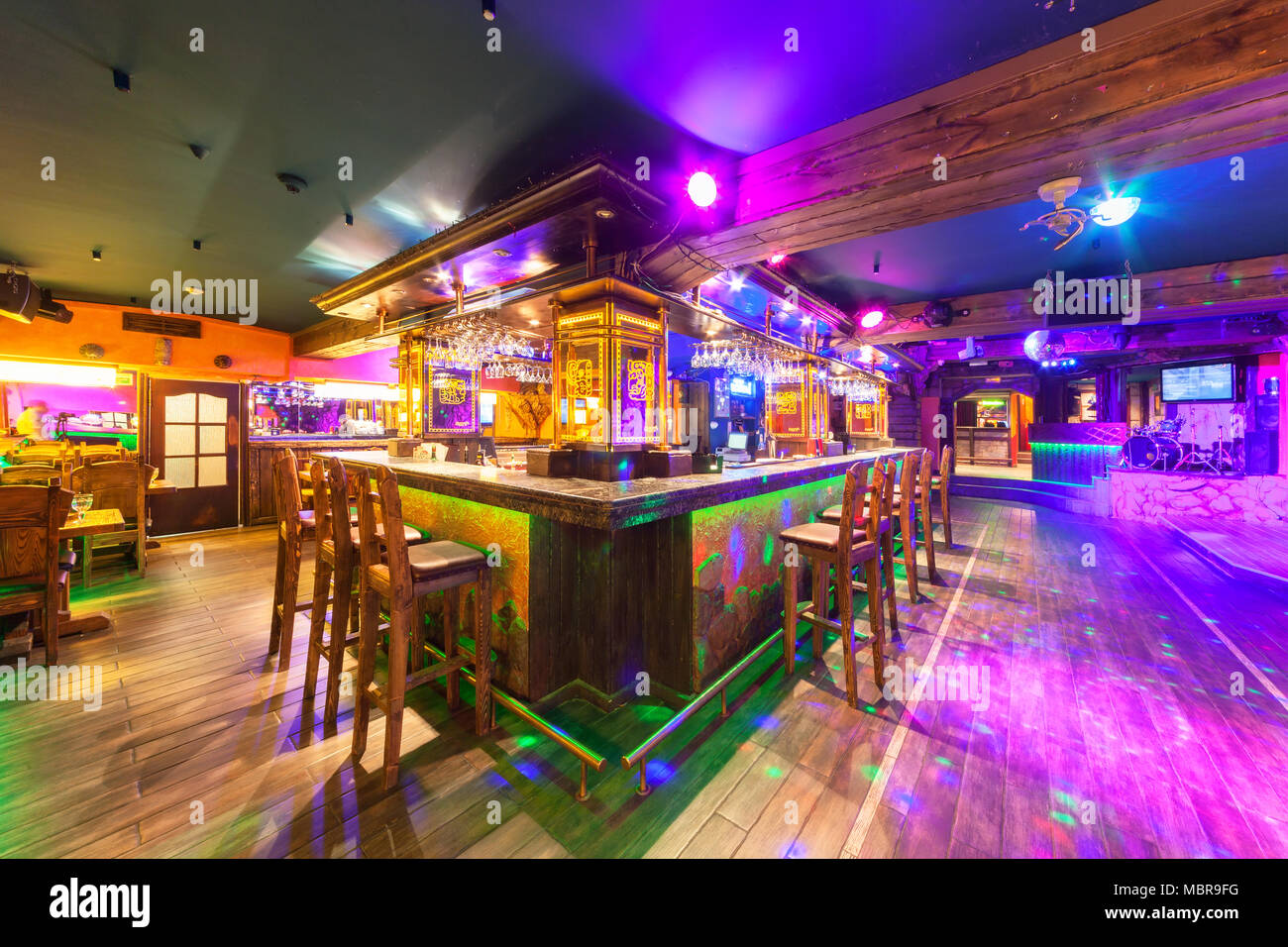 Moskau - AUGUST 2014: Einrichtung des Mexikanischen Nachtclub restaurant OMBRERO'. Bar Nachtclub in der Nähe der Tanzfläche Stockfoto