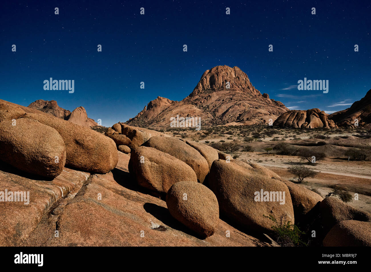 Nacht geschossen unter Mondlicht mit Stars der Spitzkoppe Stockfoto