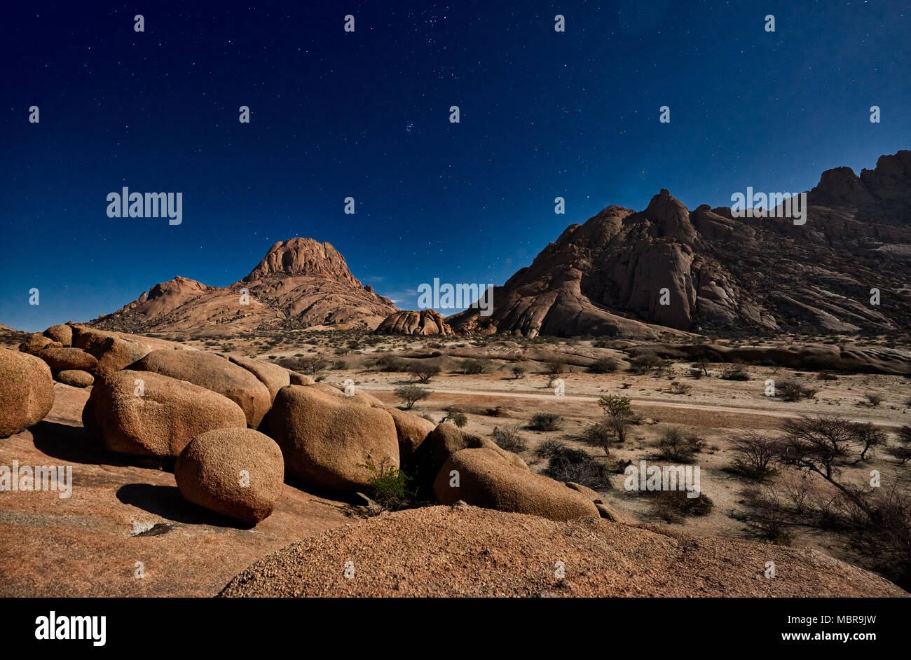 Nacht geschossen unter Mondlicht mit Stars der Spitzkoppe Stockfoto